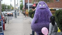 Selain Ronald, ada beberapa teman maskot lain yang identik dengan McDonalds. Maskot bernama Grimace ini melukiskan sosok yang bernafsu makan besar. Foto: Mashed
