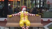 Sempat menjadi tujuan utama anak-anak datang ke McDonalds, Ronald McDonald dengan setia menunggu para pelanggan. Sayangnya maskot ini sudah tak lagi dipakai. Foto: Mashed