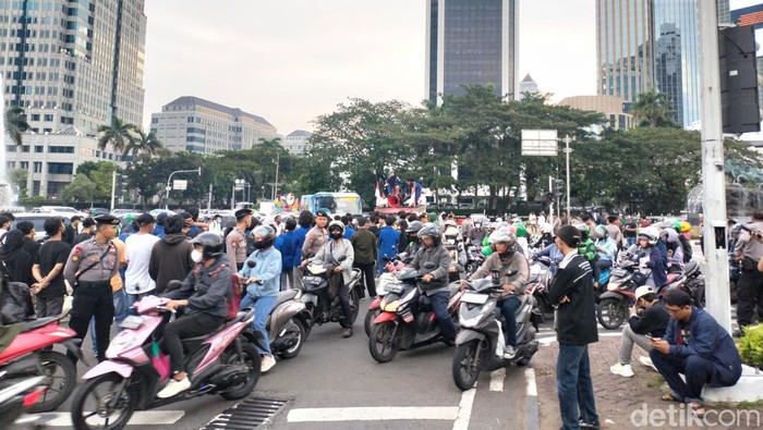 Massa gelar aksi di depan Monas, Jl Medan Merdeka ditutup (Astrid/detikcom)