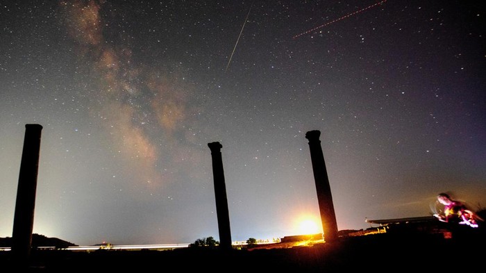 Melihat Indahnya Gugusan Bima Sakti di Makedonia Utara Keindahan Bima Sakti tak bisa dilihat dengan mata telanjang. Namun, jepretan foto berikut ini kita bisa melihat betapa cantiknya langit malam.