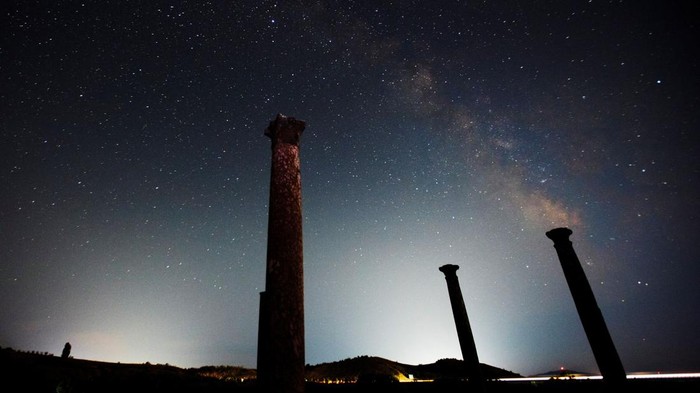 Melihat Indahnya Gugusan Bima Sakti di Makedonia Utara Keindahan Bima Sakti tak bisa dilihat dengan mata telanjang. Namun, jepretan foto berikut ini kita bisa melihat betapa cantiknya langit malam.