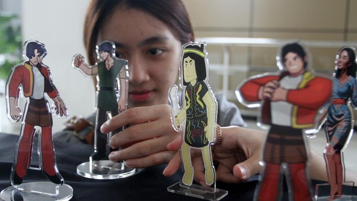 Pengunjung melihat karya visualisasi komik yang dipajang dalam pameran bertajuk 