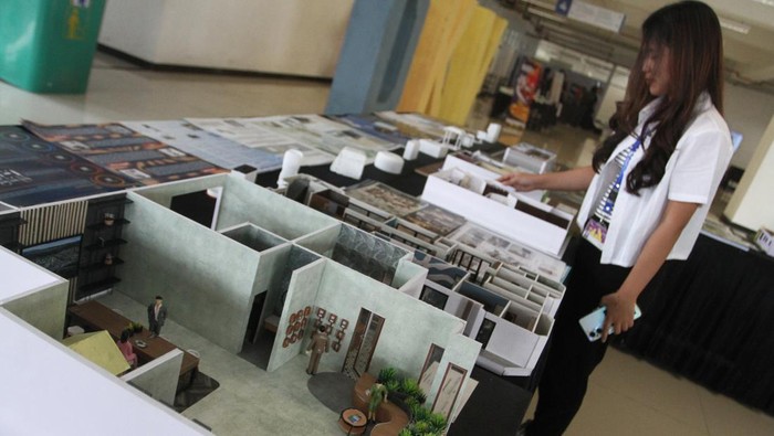 Pengunjung melihat karya visualisasi komik yang dipajang dalam pameran bertajuk 
