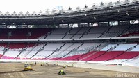 Rumput stadion direvitalisasi agar dapat menyesuaikan iklim dan cuara Jakarta.
