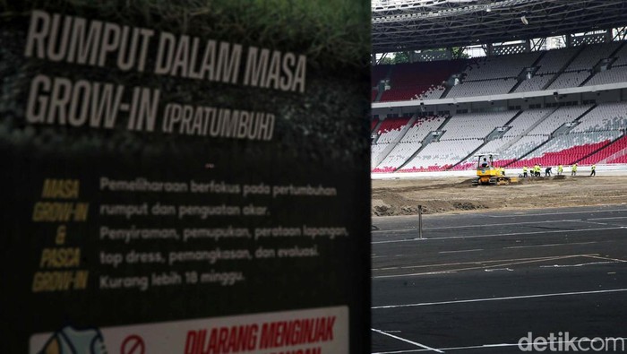 Melihat Progres Revitalisasi Rumput Stadion GBK Revitalisasi rumput sedang dilakukan di Stadion Gelora Bung Karno di Jakarta, Rabu (10/7/2024). Revitalisasi ditargetkan rampung pada akhir Oktober 2024.