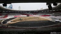 Revitalisasi rumput sedang dilakukan di Stadion Gelora Bung Karno di Jakarta, Rabu (10/7/2024). Revitalisasi ditargetkan rampung pada akhir Oktober 2024.