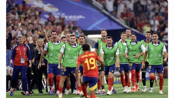 Sambutan rekan setim usai Lamine Yamal mencetak gol. Foto: Twitter