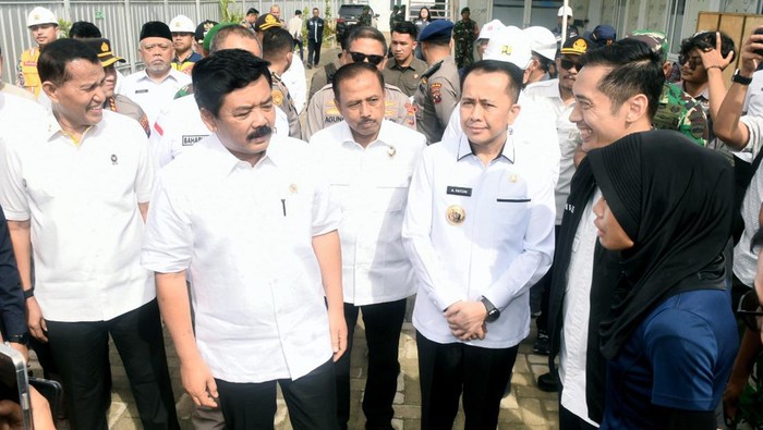 Menko Polhukam Hadi Tjahjanto dan Pj Gubsu Agus Fatoni meninjau sport center
