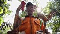 Selain burung ada juga patung ayam jago yang dibuat dari pipa bekas.  