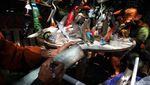 Menyulap Sampah Botol Plastik Jadi Patung Burung
