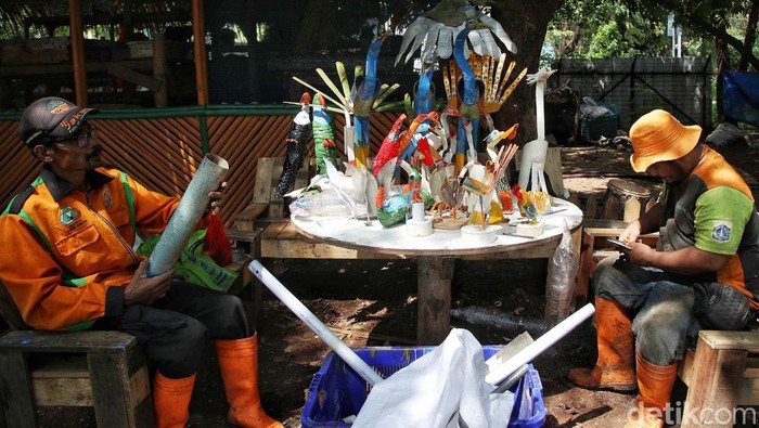 Menyulap Sampah Botol Plastik jadi Patung Burung Hal yang kreatif dilakukan petugas Unit Penanganan Sampah Dinas Lingkungan Hidup DKI Jakarta. Mereka mengubah sampah botol plastik dan pipa jadi kerajinan berbentuk burung.