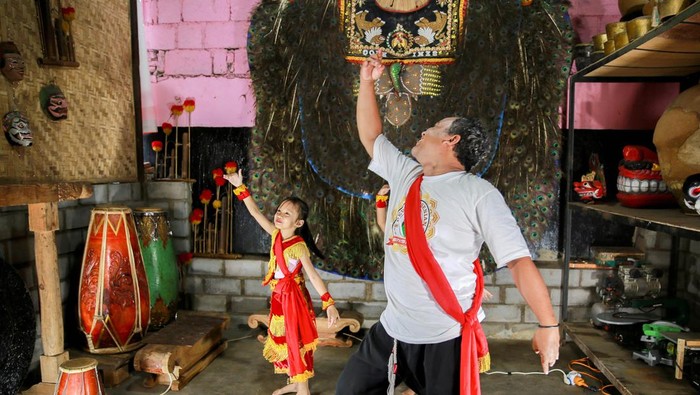 Merajut Budaya Tradisional di Sanggar Murtitomo Malang Minimnya keinginan dan minat milenial akan seni tradisional, membuat Wahid tergerak mendirikan Sanggar Murtitomo untuk tempat belajar dan berkreasi generasi muda.