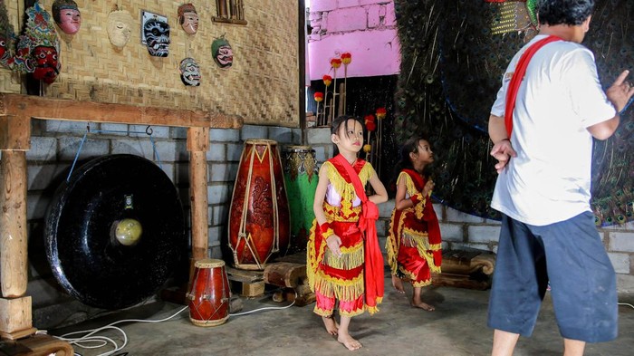 Minimnya keinginan dan minat milenial akan seni tradisional, membuat Wahid tergerak mendirikan Sanggar Murtitomo untuk tempat belajar dan berkreasi generasi muda.