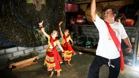 Sanggar Murtitomo ini berlokasi di Desa Sengguruh, Kecamatan Kepanjen, Kabupaten Malang memproduksi berbagai properti seni tradisional seperti Topeng, Reog, Bantengan, Barongan, dan Jaranan. Di sanggar ini juga menjadi tempat bagi anak-anak untuk mengembangkan keterampilan mereka dalam seni dan budaya tradisional, khususnya seni tari. Selain melestarikan seni, Sanggar Murtitomo ini juga memberikan kesempatan bagi anak-anak yang kurang beruntung, termasuk mereka yang pernah bermasalah dengan hukum. Diberi pembinaan dan pelatihan keterampilan agar mereka dapat memiliki kesempatan yang lebih baik lagi.