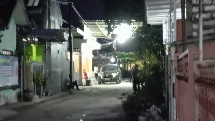 Mobil penyidik KPK saat menggeledah rumah koordinator Pokmas di Sampang.