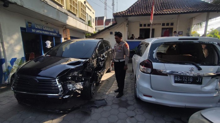 Mobil pria mabuk yang terlibat kecelakaan dengan taksi online diamankan di Polresta Jogja.
