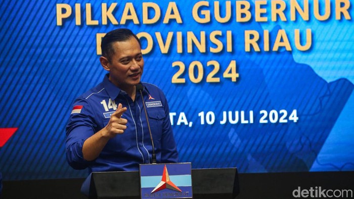 Momen AHY Serahkan Rekomendasi Pilgub untuk Khofifah hingga Adik Nazaruddin Ketua Umum Partai Demokrat Agus Harimurti Yudhoyono memberikan surat rekomendasi Pilkada kepada enam pasangan calon di DPP Partai Demokrat, Rabu (10/7/2024).