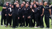 Menteri BUMN Erick Thohir melakukan swafoto dengan para atlet Olimpiade Paris 2024.