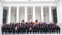 Jokowi juga melakukan foto bersama dengan para atlet yang dilepas ke Olimpiade Paris 2024.  