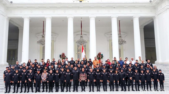 Momen Jokowi Lepas Kontingen RI ke Olimpiade Paris Presiden Joko Widodo (Jokowi) melepas kontingen Indonesia ke Olimpiade Paris 2024. Pelepasan dilakukan di halaman Istana Merdeka, Jakarta, Rabu (10/7/2024).