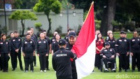 Secara simbolis, Menteri Pemuda dan Olahraga Dito Ariotedjo menyerahkan bendera Indonesia kepada salah satu perwakilan kontingen.