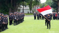 Seorang atlet mengibarkan bendera Merah Putih yang diterimanya dari Menteri Pemuda dan Olahraga Dito Ariotedjo.