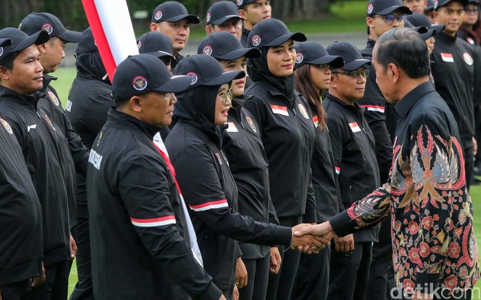 Presiden Joko Widodo (Jokowi) melepas kontingen Indonesia ke Olimpiade Paris 2024. Pelepasan dilakukan di halaman Istana Merdeka, Jakarta, Rabu (10/7/2024).