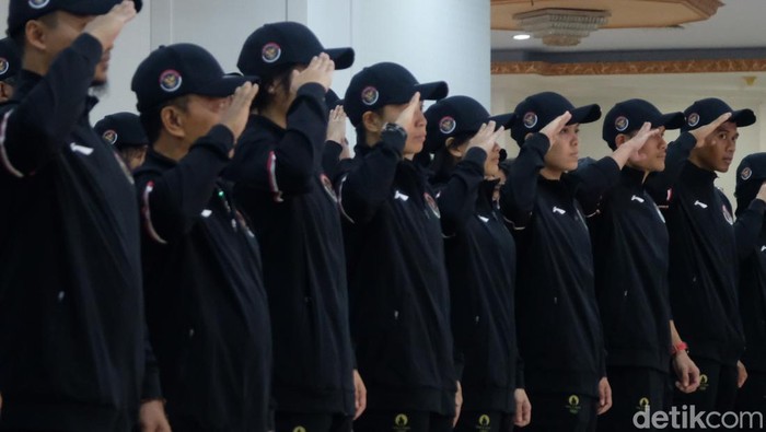 Sebanyak 29 atlet Indonesia dikukuhkan jelang Olimpiade Paris 2024. Pengukuhan dilakukan oleh Menpora Dito Ariotedjo di gedung Kemenpora, Jakarta, Rabu (10/7/2024).