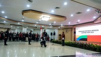 Pengukuhan dilakukan langsung oleh Menpora Dito Ariotedjo. Pengukuhan diawali penyerahan pataka bendera merah putih dari Dito kepada Chef de Mission (CdM) Kontingen Indonesia untuk Olimpiade 2024 Paris, Anindya Novyan Bakrie.