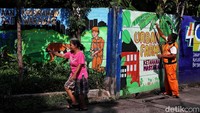 Mural-mural dengan beragam tema itu dibuat oleh petugas Penanganan Prasarana dan Sarana Umum (PPSU).