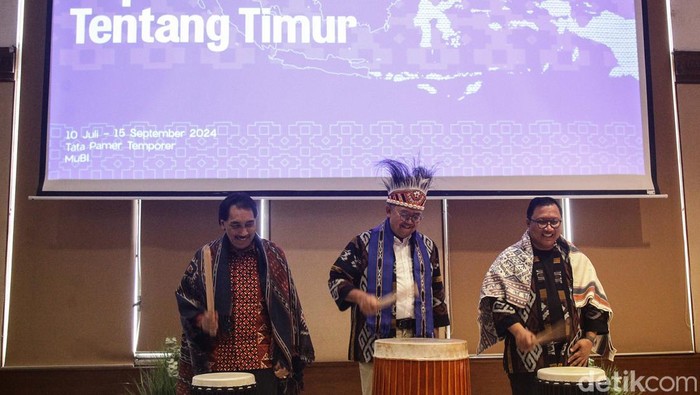 Museum BI Gelar Pameran Rupiah Berkisah Tentang Timur (Kiri-kanan) Ketua Asosiasi Museum Indonesia DKI Jakarta Yoyok T Herlambang, Kepala Departemen Komunikasi Bank Indonesia (BI) Erwin Haryono dan Kepala Divisi Pengelolaan Museum BI Hary Nugroho Susanto menabuh genderang saat membuka pameran Commentry: Rupiah Berkisah tentang Timur' di Museum BI, Jl Pintu Besar Utara, Jakarta Barat, Rabu (10/7/2024).