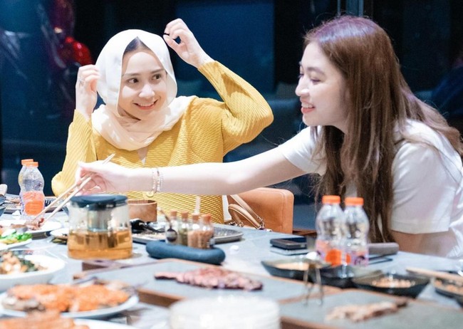 Nagita dan Selvi sendiri memang kerap jadi sorotan karena sama-sama merupakan figur publik. Gaya keduanya pun kerap bikin salfok karena selalu berhasil tampil cantik dan stylish. Foto: Instagram/@raffinagita1717