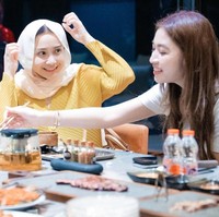 Nagita dan Selvi sendiri memang kerap jadi sorotan karena sama-sama merupakan figur publik. Gaya keduanya pun kerap bikin salfok karena selalu berhasil tampil cantik dan stylish. Foto: Instagram/@raffinagita1717