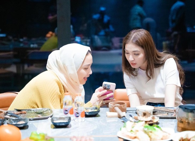 Asik nongkrong bareng, Nagita dan Selvi tampak berpenampilan santai. Istri Raffi Ahmad itu memilih mengenakan setelan warna kuning yang dipadukan dengan kerudung berwarna krem. Foto: Instagram/@raffinagita1717