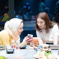 Asik nongkrong bareng, Nagita dan Selvi tampak berpenampilan santai. Istri Raffi Ahmad itu memilih mengenakan setelan warna kuning yang dipadukan dengan kerudung berwarna krem. Foto: Instagram/@raffinagita1717