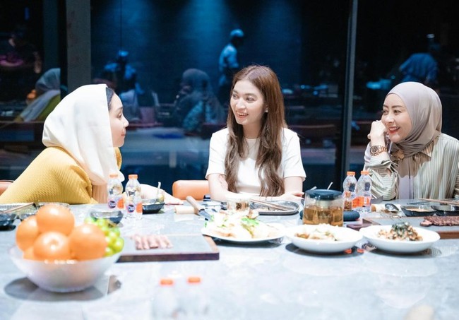 Kebersamaan tersebut seolah memberi kesan bahwa Selvi dan Nagita memang dekat dan bersahabat. Dari foto-foto yang dibagikan tampak jelas keduanya begitu akrab. Foto: Instagram/@raffinagita1717