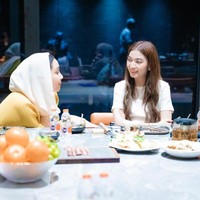 Kebersamaan tersebut seolah memberi kesan bahwa Selvi dan Nagita memang dekat dan bersahabat. Dari foto-foto yang dibagikan tampak jelas keduanya begitu akrab. Foto: Instagram/@raffinagita1717