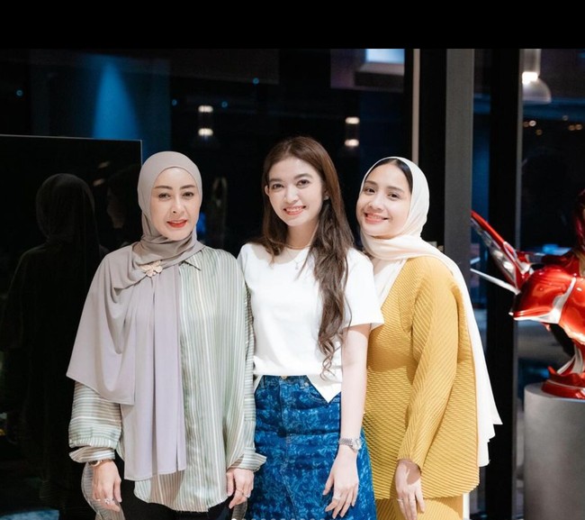 Sementara istri Gibran Rakabuming memilih mengenakan kaos putih yang dipadukan dengan rok di bawah lutut warna biru. Rambut panjangnya tampak dibiarkan terurai. Foto: Instagram/@raffinagita1717