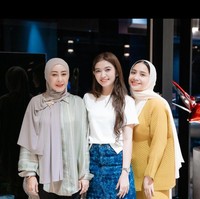 Sementara istri Gibran Rakabuming memilih mengenakan kaos putih yang dipadukan dengan rok di bawah lutut warna biru. Rambut panjangnya tampak dibiarkan terurai. Foto: Instagram/@raffinagita1717