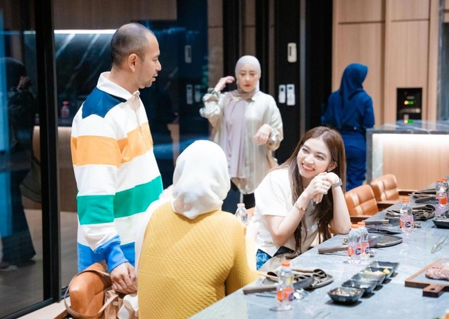 Nagita dan Selvi bersama para suaminya diketahui makan-makan bersama istri Wakil Ketua Dewan Pembina Partai Gerindra Sufmi Dasco Ahmad, Raden Euis Handayani. Foto: Instagram/@raffinagita1717