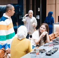 Nagita dan Selvi bersama para suaminya diketahui makan-makan bersama istri Wakil Ketua Dewan Pembina Partai Gerindra Sufmi Dasco Ahmad, Raden Euis Handayani. Foto: Instagram/@raffinagita1717