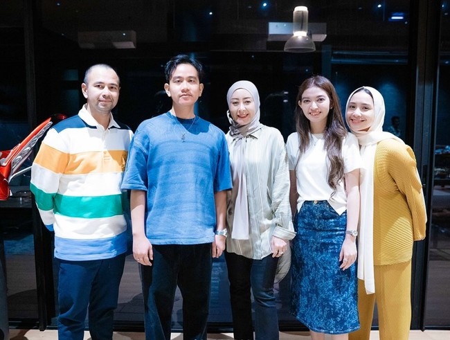 Para suami Nagita dan Selvi, Raffi Ahmad dan Gibran juga terlihat ikut berkumpul bersama. Tak lupa mereka mengabadikan momen kebersamaannya dan mengunggah ke media sosial Instagram. Foto: Instagram/@raffinagita1717