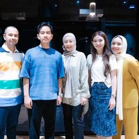Para suami Nagita dan Selvi, Raffi Ahmad dan Gibran juga terlihat ikut berkumpul bersama. Tak lupa mereka mengabadikan momen kebersamaannya dan mengunggah ke media sosial Instagram. Foto: Instagram/@raffinagita1717