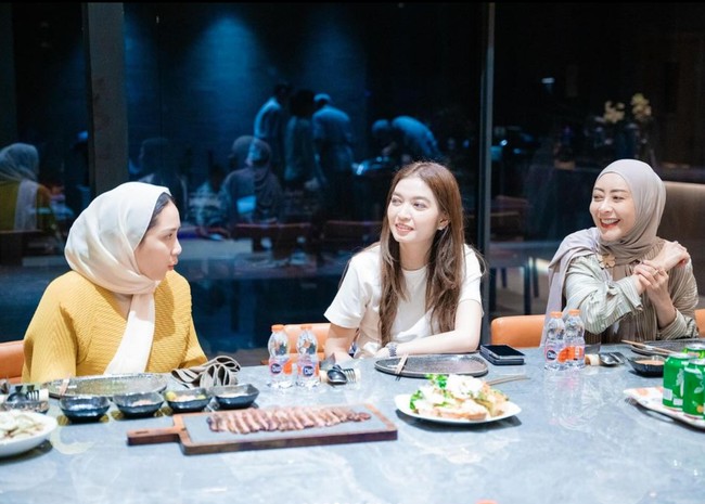 Penampilan Nagita sendiri cukup mencuri atensi karena gaya kerudungnya. Kerudung yang dikenakannya itu tampak membuat bagian depan rambutnya masih terlihat. Foto: Instagram/@raffinagita1717