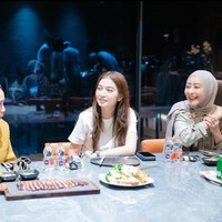 Penampilan Nagita sendiri cukup mencuri atensi karena gaya kerudungnya. Kerudung yang dikenakannya itu tampak membuat bagian depan rambutnya masih terlihat. Foto: Instagram/@raffinagita1717