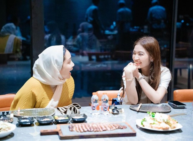 Nagita Slavina dan Selvi Ananda beberapa waktu lalu tampak nongkrong bareng. Dari foto-foto yang dibagikan terlihat keduanya begitu akrab bak bestie. Foto: Instagram/@raffinagita1717