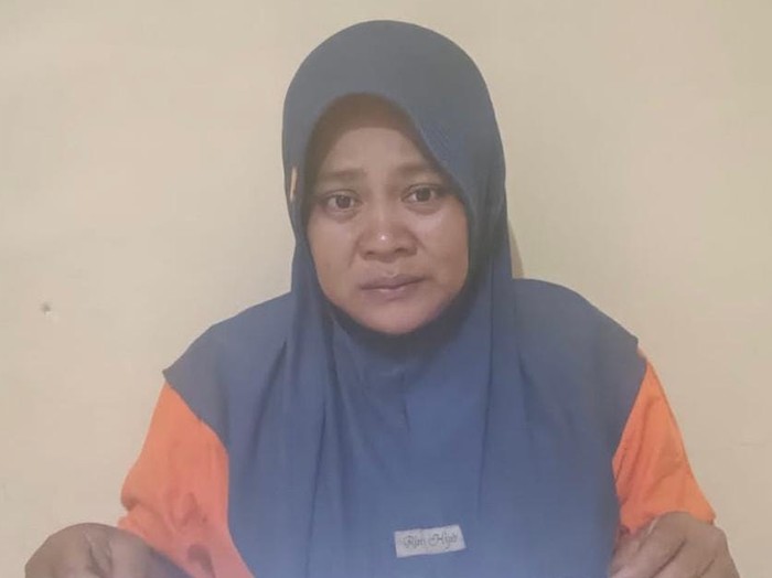 Pelaku Eli saat diamankan di kantor polisi.
