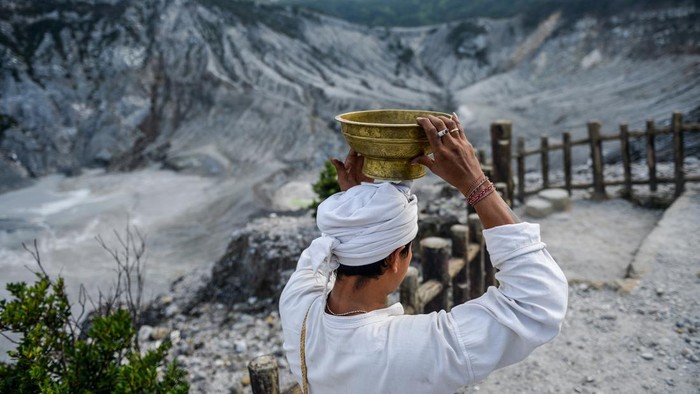 Ngertakeun Bumi Lamba Ritual Menjaga Kesucian Gunung Tangkuban Parahu Sudah 16 tahun, setiap hari minggu pertama setelah titik balik matahari di utara menuju ke selatan (bulan Juni dalam kalender masehi), upacara Ngertakeun Bumi Lamba dilaksanakan. Pada 2024 ini, waktu yang dimaksud bertepatan dengan hari Minggu, 23 Juni. Lokasi yang ditentukan menurut catatan dalam Prasasti Kabantenan, merupakan tempat khalis yang harus terus dijaga kesuciannya, yaitu wilayah Jayagiri di kaki Gunung Tangkuban Parahu, Jawa Barat.
