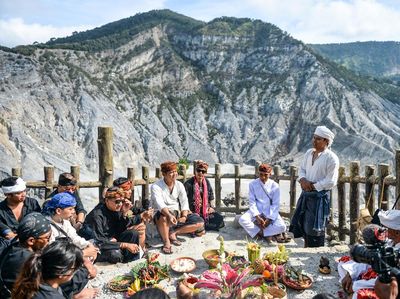 Ngertakeun Bumi Lamba Ritual Menjaga Kesucian Gunung Tangkuban Parahu