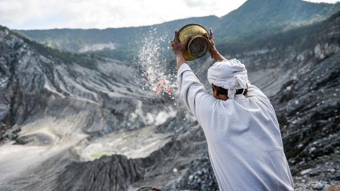 Sudah 16 tahun, setiap hari minggu pertama setelah titik balik matahari di utara menuju ke selatan (bulan Juni dalam kalender masehi), upacara Ngertakeun Bumi Lamba dilaksanakan. Pada 2024 ini, waktu yang dimaksud bertepatan dengan hari Minggu, 23 Juni. Lokasi yang ditentukan menurut catatan dalam Prasasti Kabantenan, merupakan tempat khalis yang harus terus dijaga kesuciannya, yaitu wilayah Jayagiri di kaki Gunung Tangkuban Parahu, Jawa Barat.